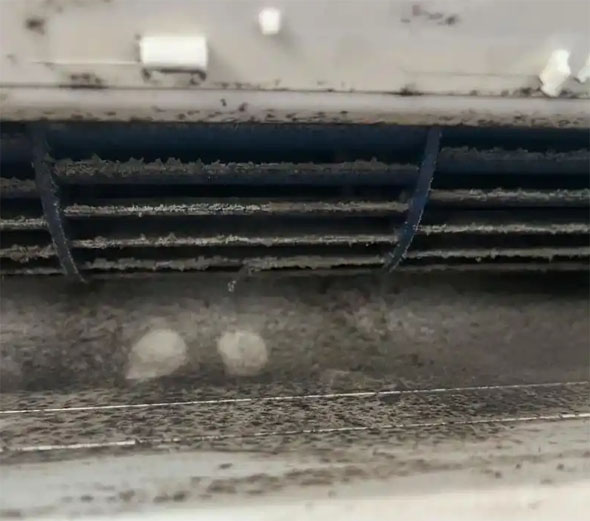 仲巴空调吹的风有股烧焦味是怎么回事